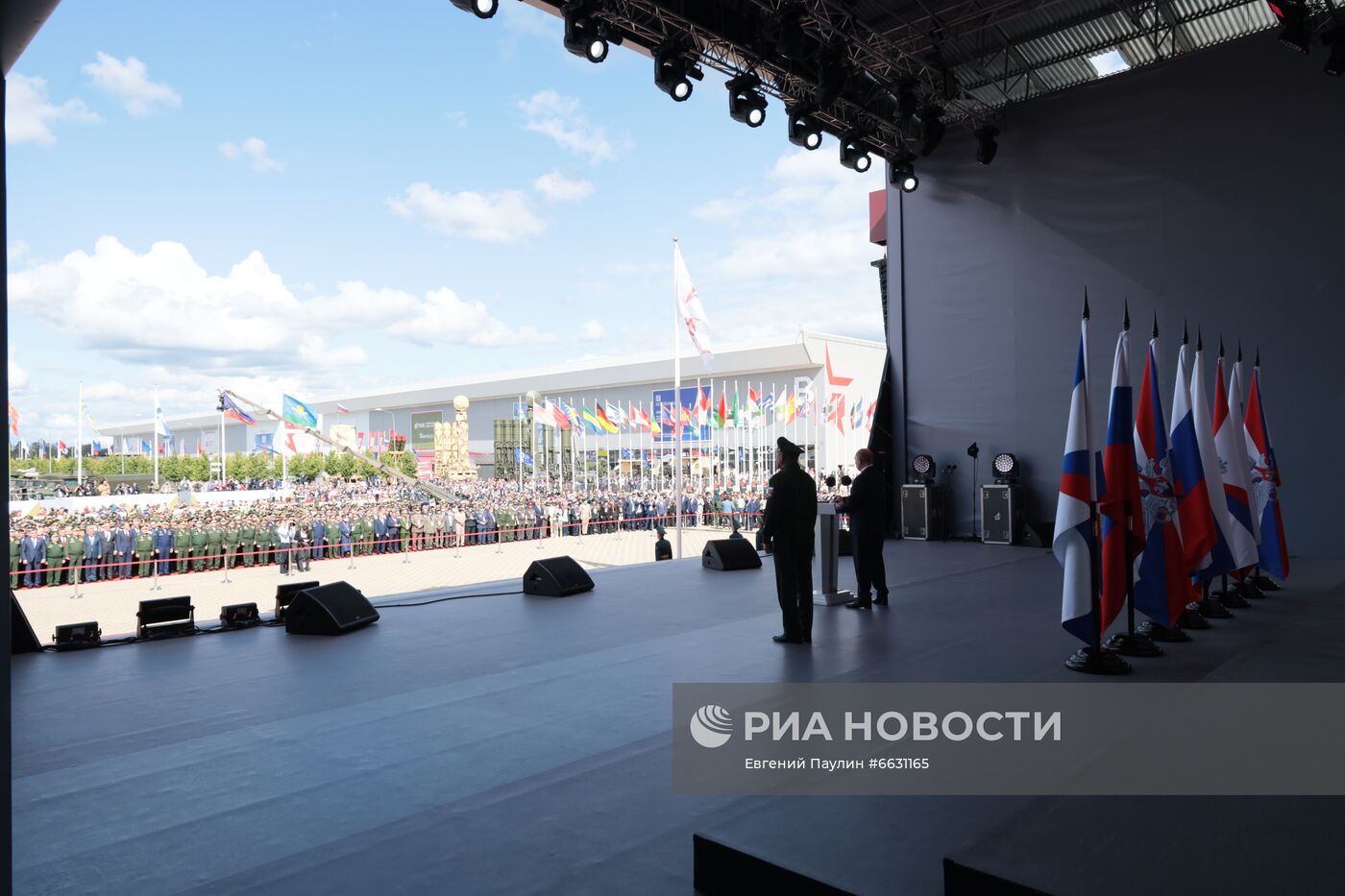 Президент РФ В. Путин на открытии форума "Армия-2021"