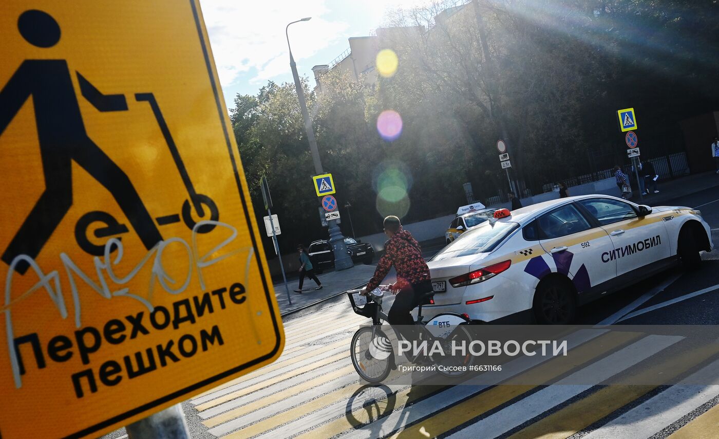 Дорожный знак для водителей самокатов установили в Москве