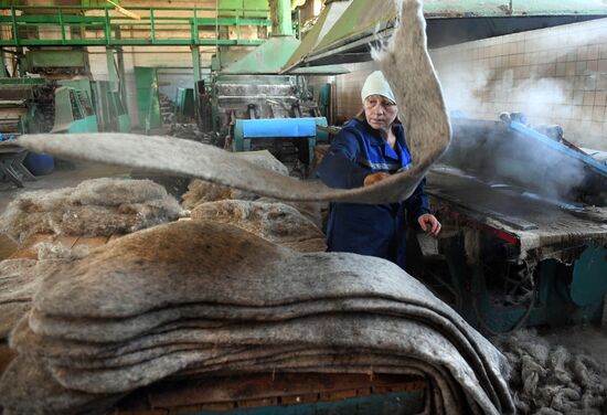 Производство валенок на Смиловичской валяльно-войлочной фабрике