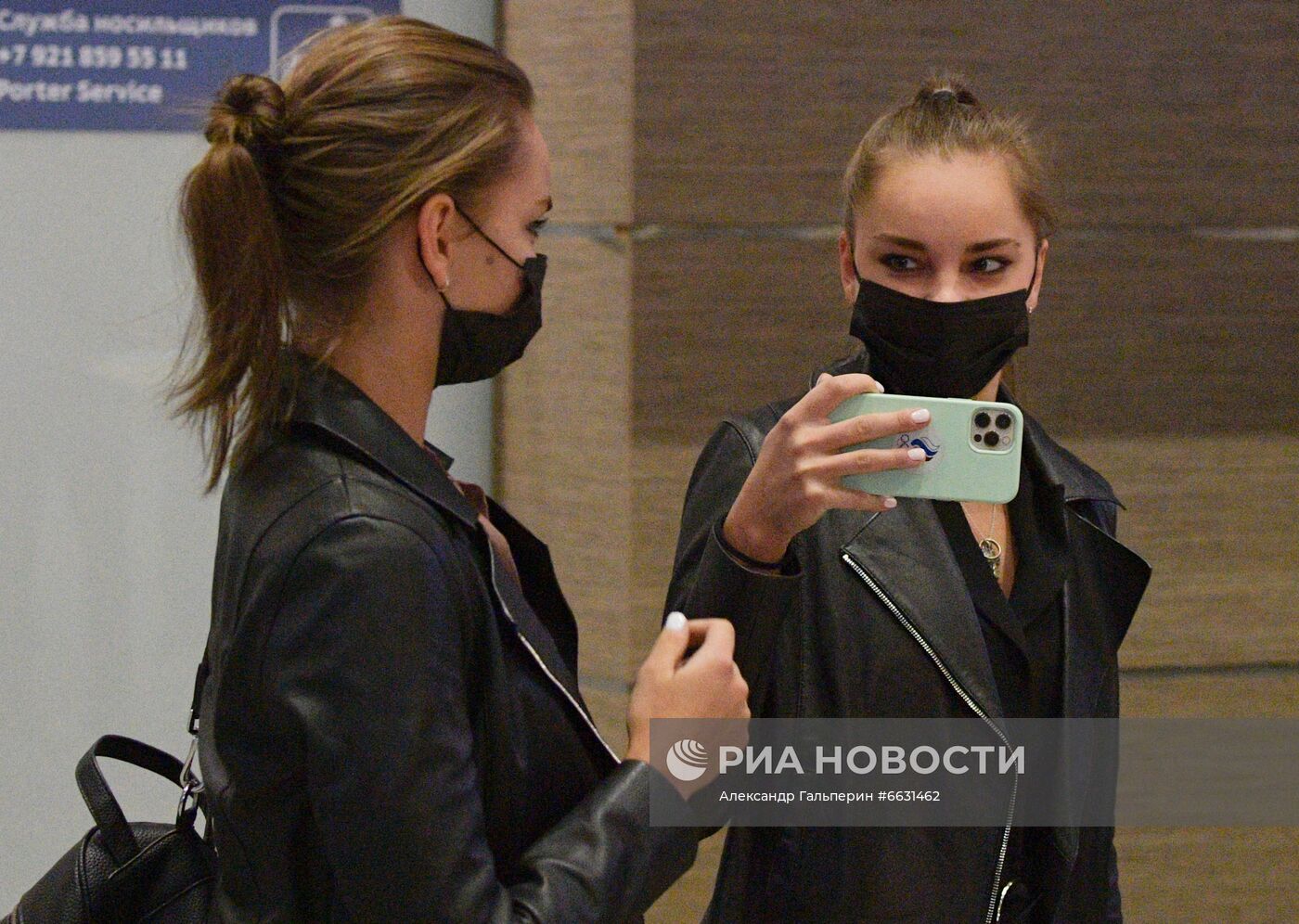Встреча российских гимнасток Дины и Арины Авериных в аэропорту Пулково