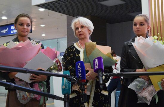 Встреча российских гимнасток Дины и Арины Авериных в аэропорту Пулково