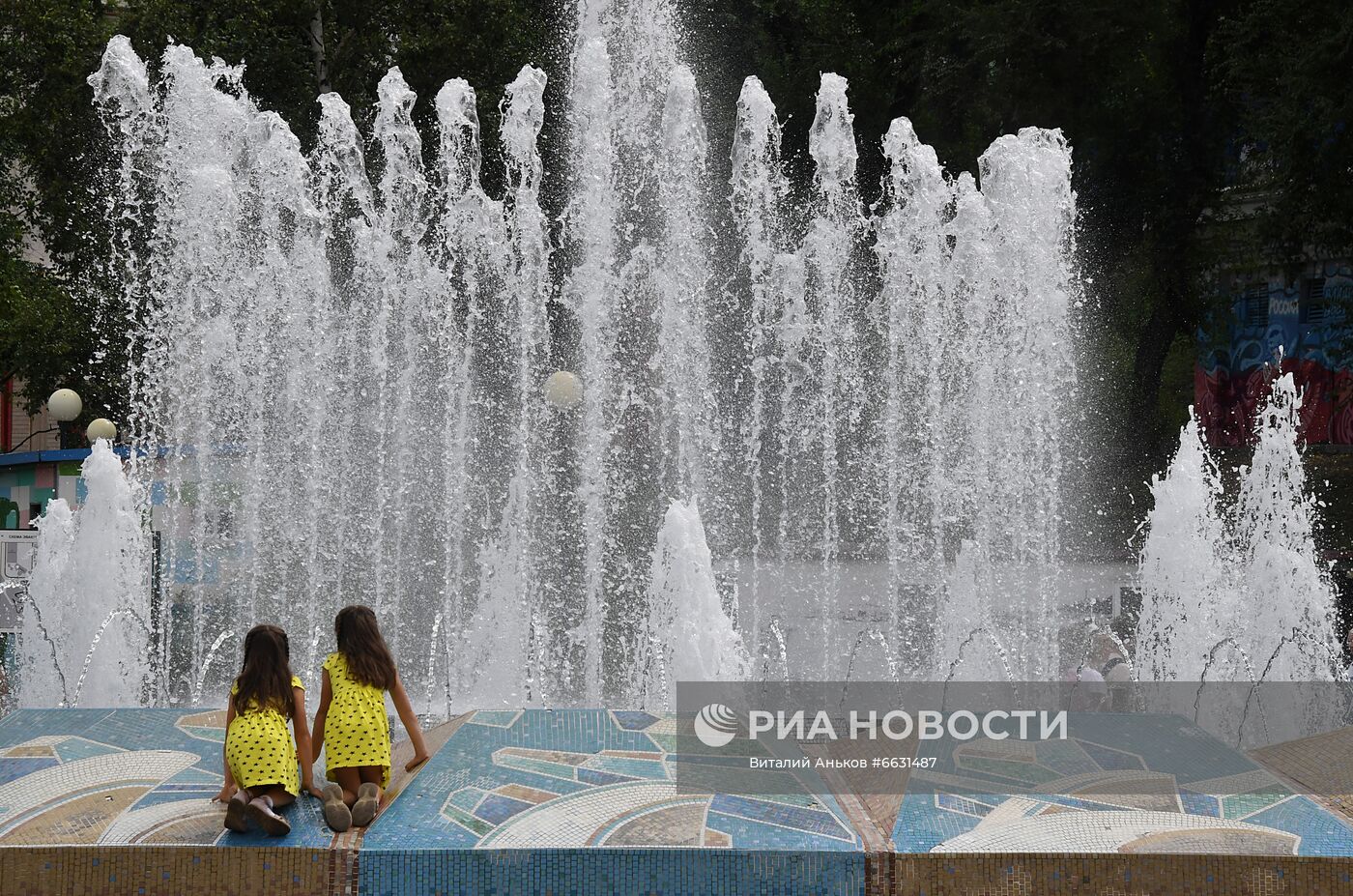 Отдых горожан на набережной Спортивной гавани во Владивостоке