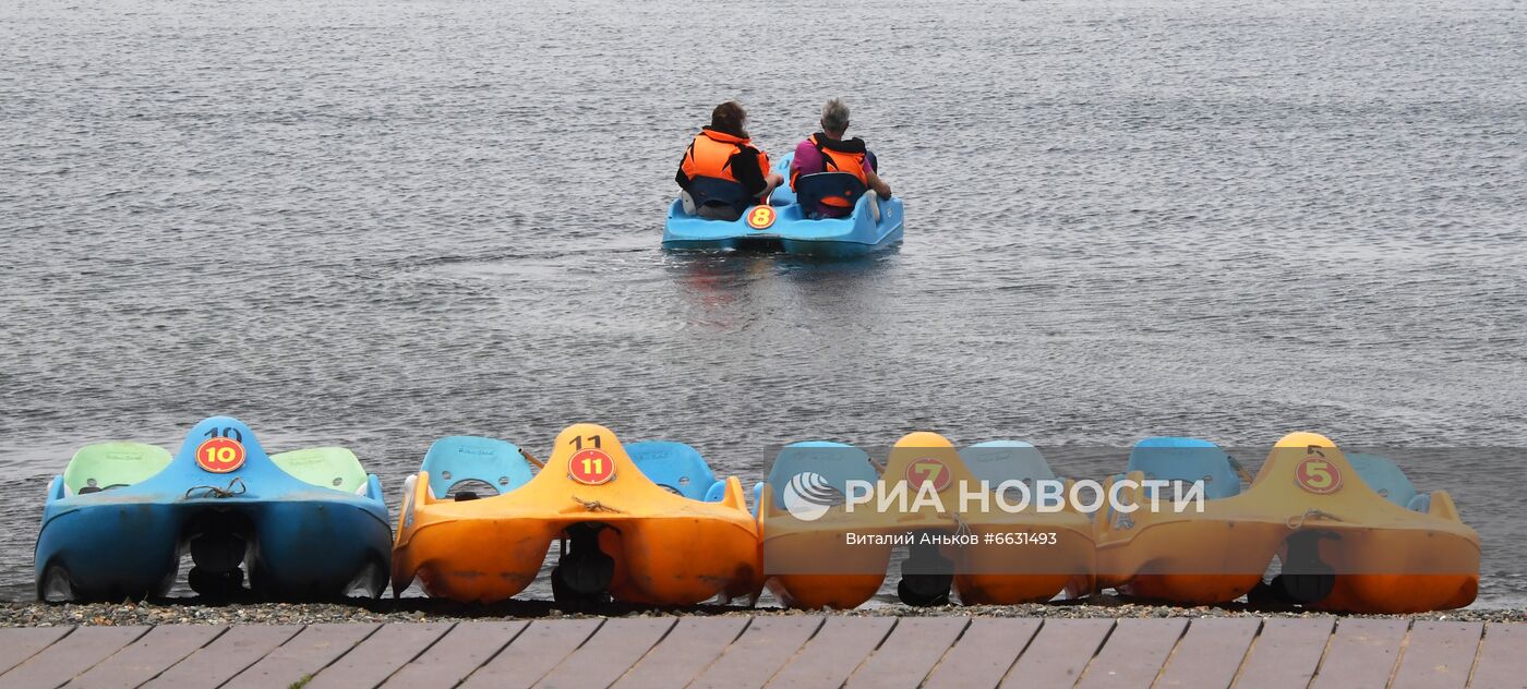 Отдых горожан на набережной Спортивной гавани во Владивостоке