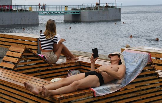 Отдых горожан на набережной Спортивной гавани во Владивостоке