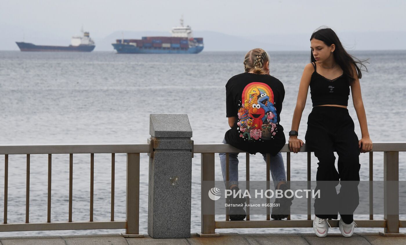 Отдых горожан на набережной Спортивной гавани во Владивостоке