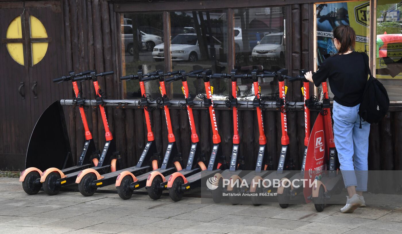 Отдых горожан на набережной Спортивной гавани во Владивостоке