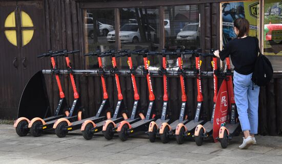 Отдых горожан на набережной Спортивной гавани во Владивостоке