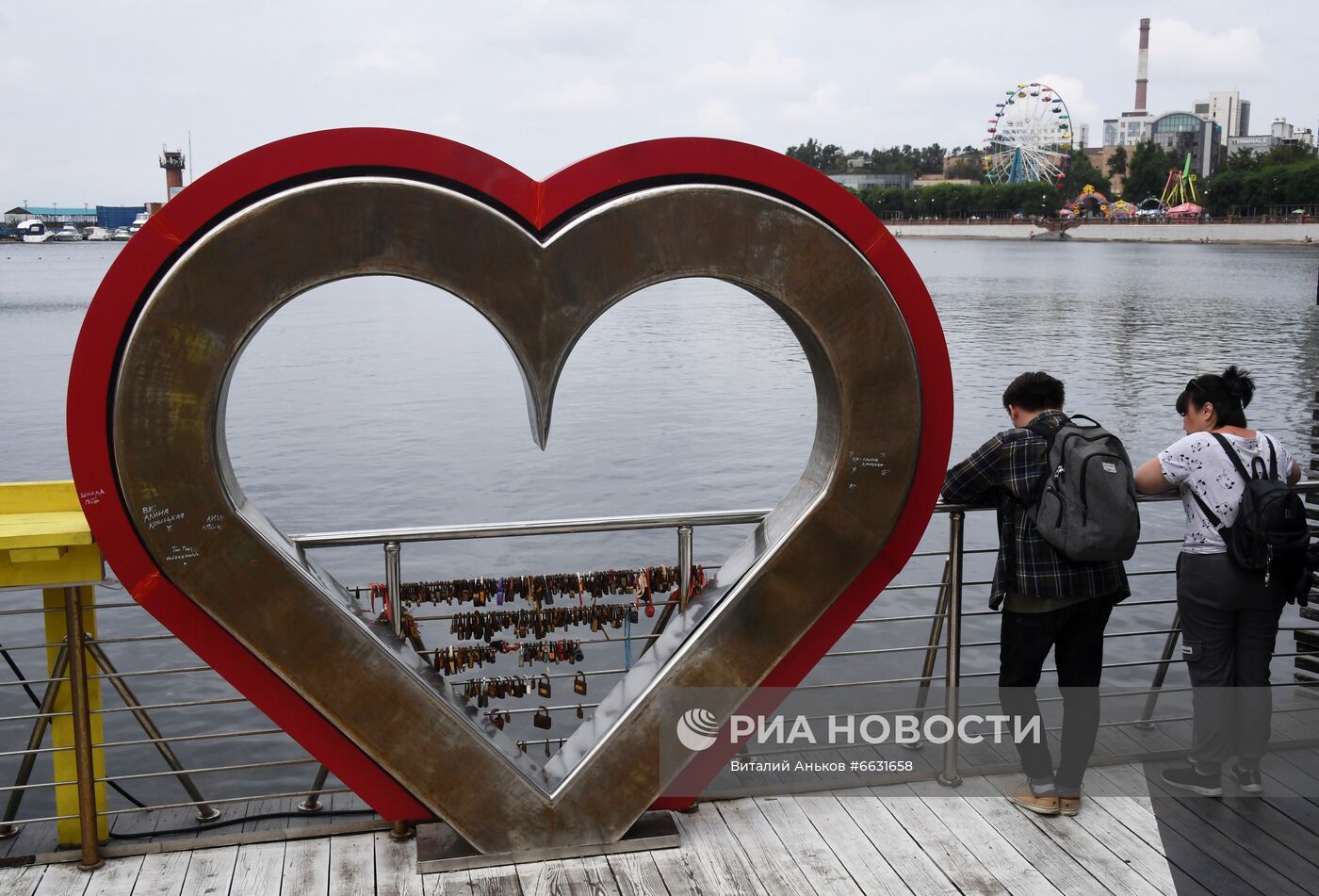 Отдых горожан на набережной Спортивной гавани во Владивостоке