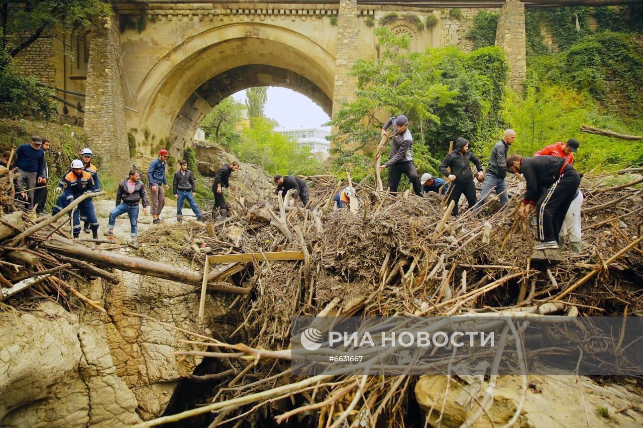 Сход селевого потока в Карадахской теснине в Дагестане