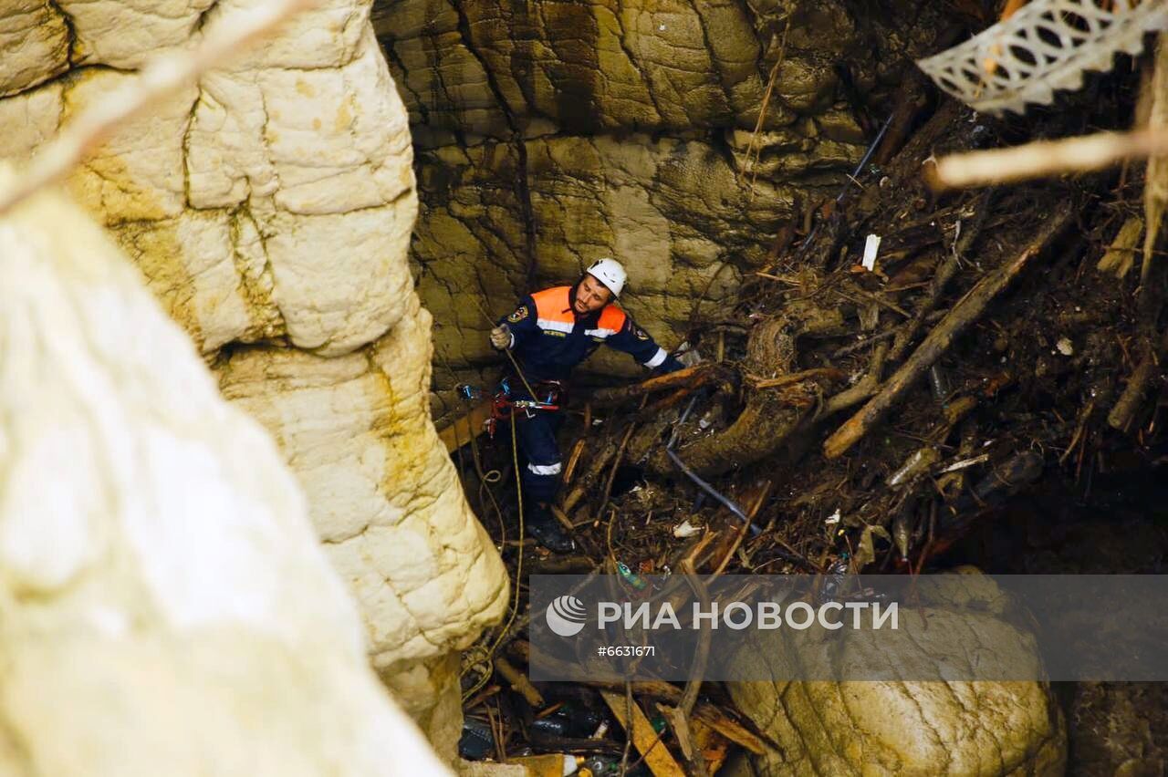 Сход селевого потока в Карадахской теснине в Дагестане