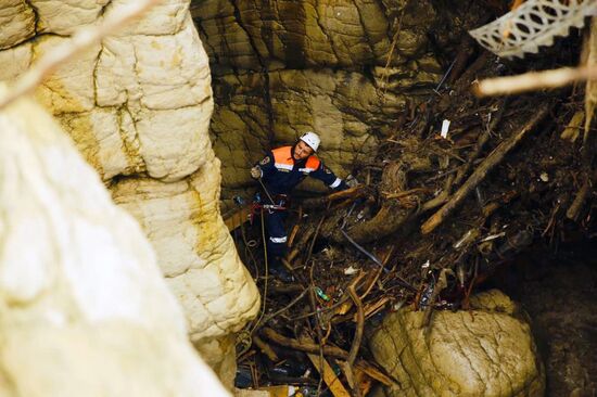Сход селевого потока в Карадахской теснине в Дагестане