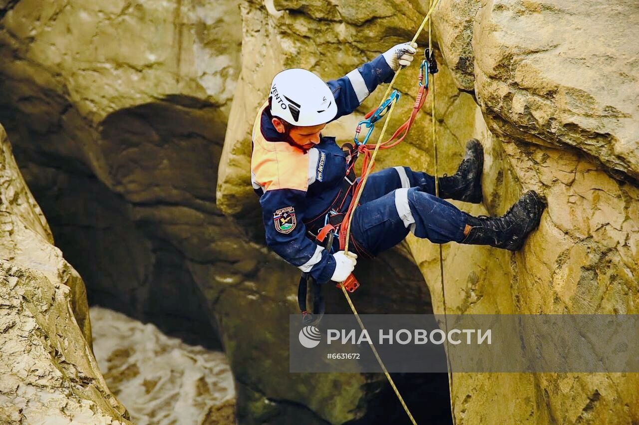 Сход селевого потока в Карадахской теснине в Дагестане