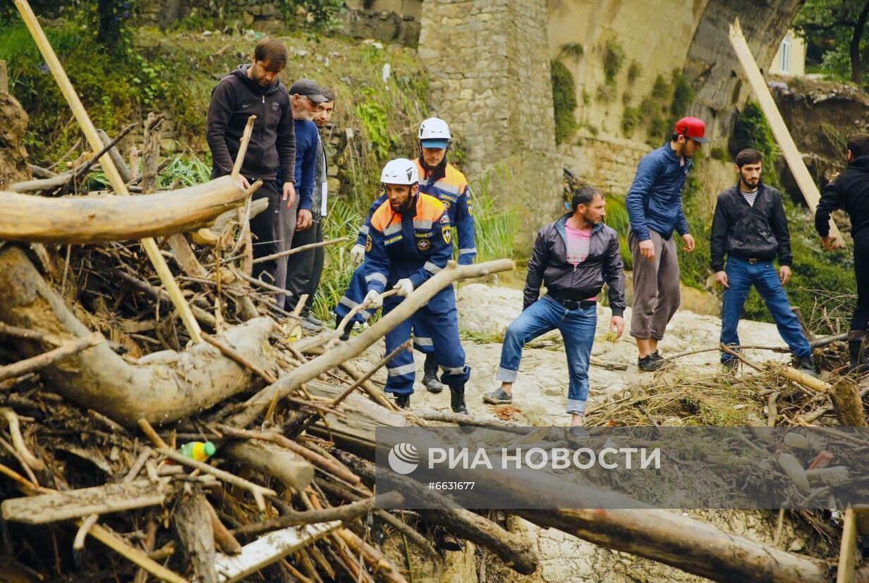 Сход селевого потока в Карадахской теснине в Дагестане