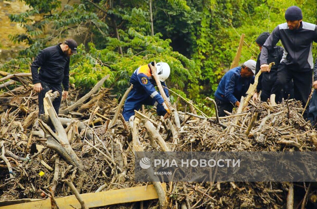 Сход селевого потока в Карадахской теснине в Дагестане