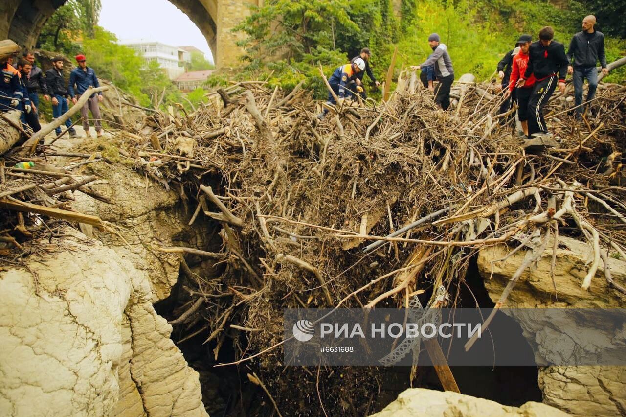 Сход селевого потока в Карадахской теснине в Дагестане
