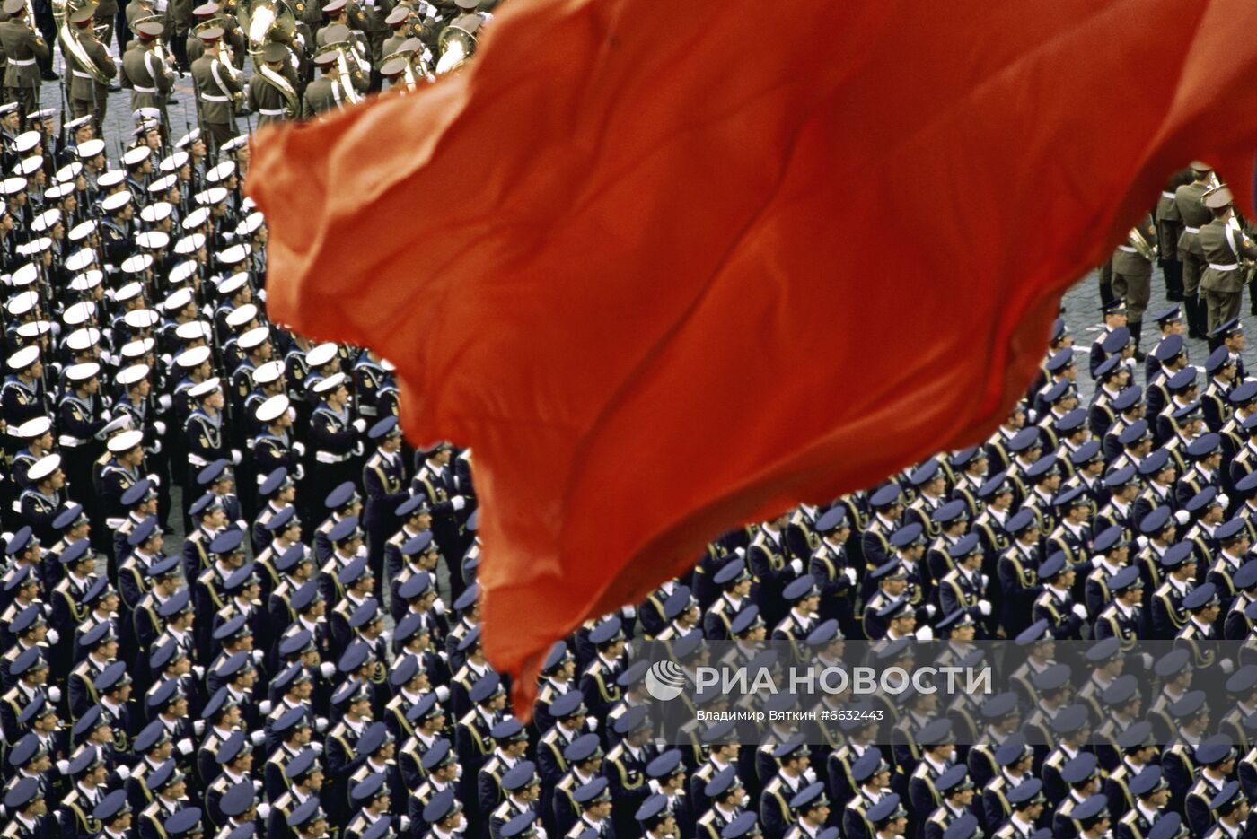 Красный флаг на Красной площади