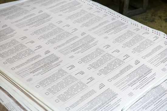 Передача бюллетеней из типографии в избирком Тюменской области