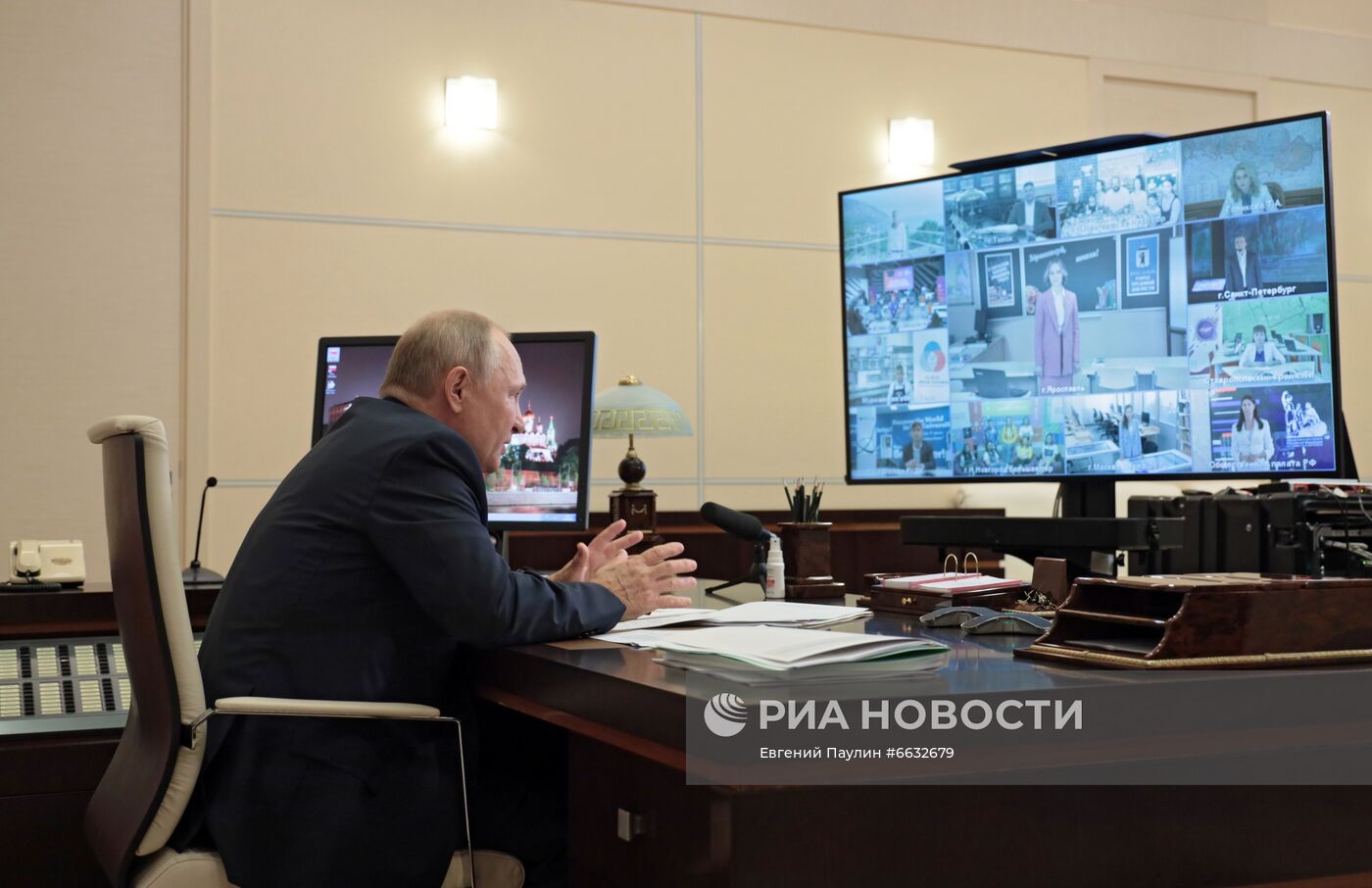 Президент РФ В. Путин провел встречу с представителями общественности