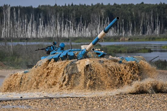 Форум "Армия-2021". Танковый биатлон 