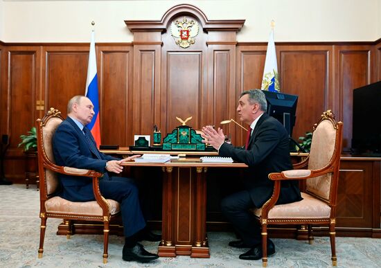 Президент РФ В. Путин встретился с врио главы Северной Осетии - Алании С. Меняйло