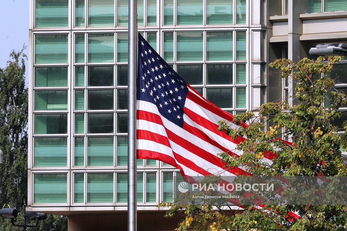 Приспущенный флаг на посольстве США в Москве