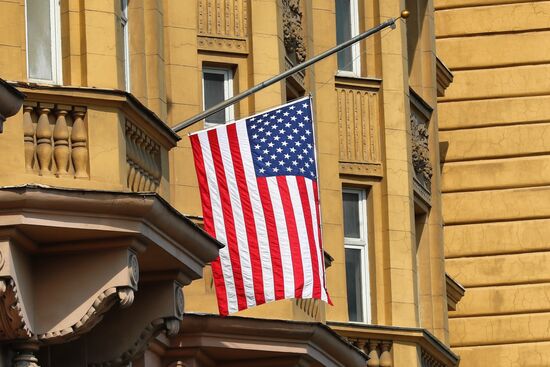 Приспущенный флаг на посольстве США в Москве