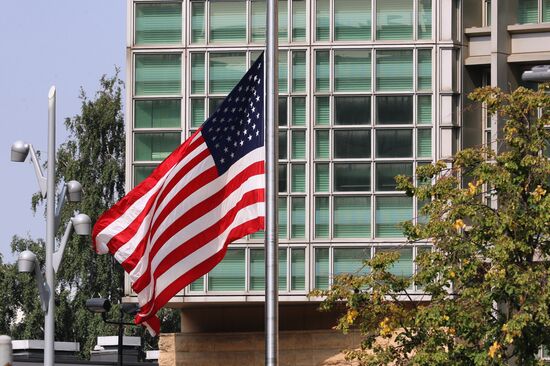 Приспущенный флаг на посольстве США в Москве
