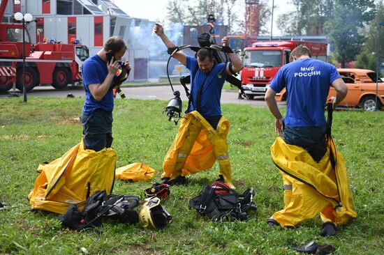 Тренировка пожарных и спасателей на новом комплексе полигона "Апаринки" ГОЧСиПБ
