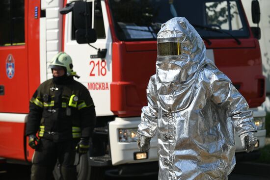 Тренировка пожарных и спасателей на новом комплексе полигона "Апаринки" ГОЧСиПБ