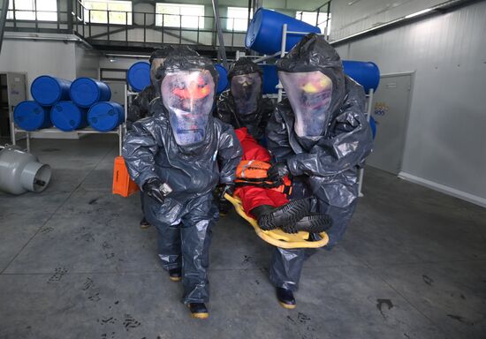 Тренировка пожарных и спасателей на новом комплексе полигона "Апаринки" ГОЧСиПБ