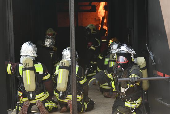 Тренировка пожарных и спасателей на новом комплексе полигона "Апаринки" ГОЧСиПБ