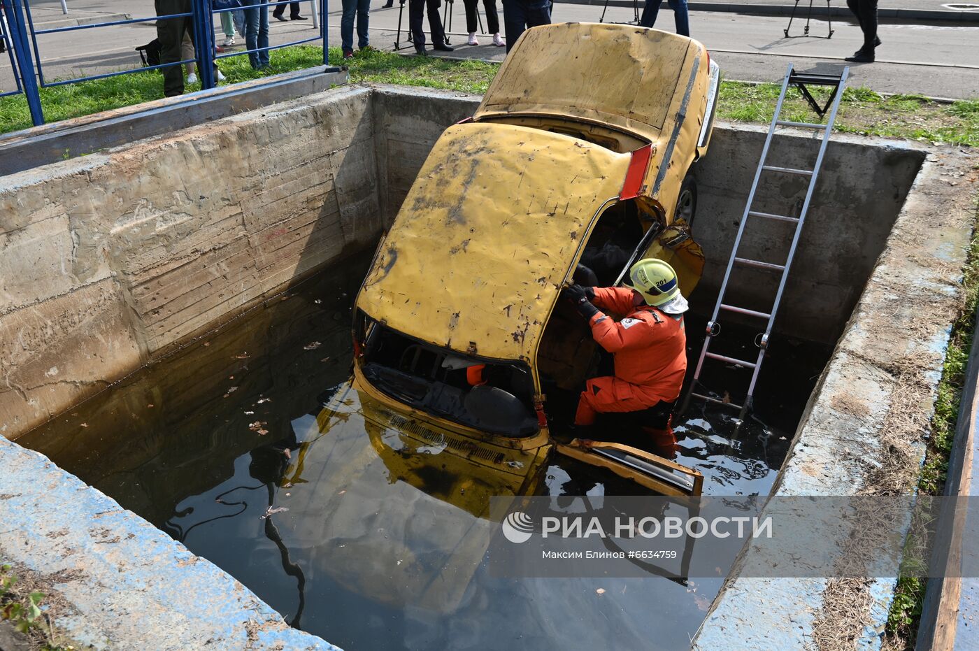 Тренировка пожарных и спасателей на новом комплексе полигона "Апаринки" ГОЧСиПБ