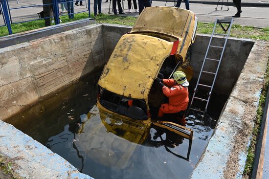 Тренировка пожарных и спасателей на новом комплексе полигона "Апаринки" ГОЧСиПБ