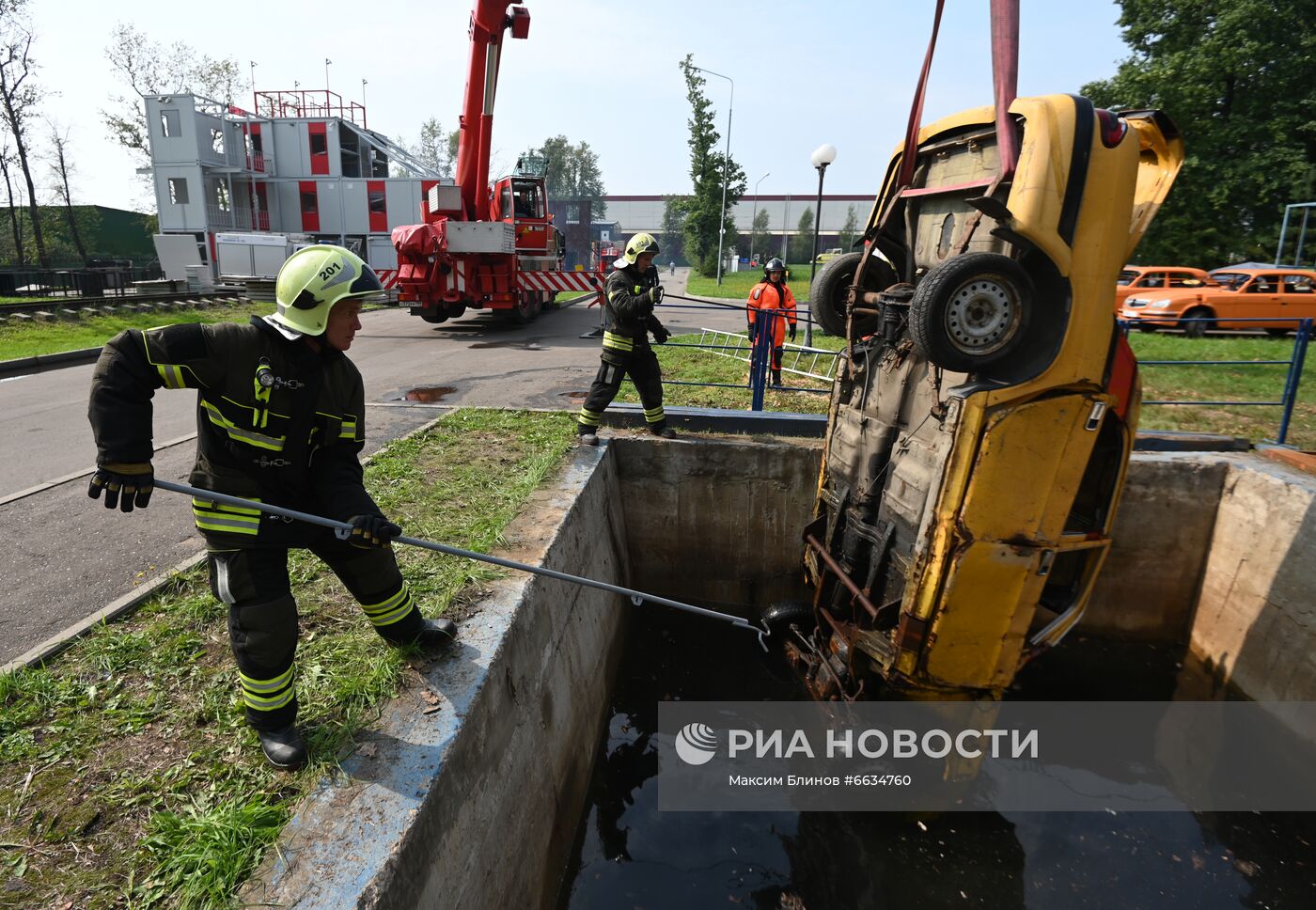 Тренировка пожарных и спасателей на новом комплексе полигона "Апаринки" ГОЧСиПБ