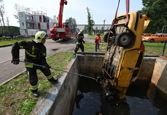 Тренировка пожарных и спасателей на новом комплексе полигона "Апаринки" ГОЧСиПБ