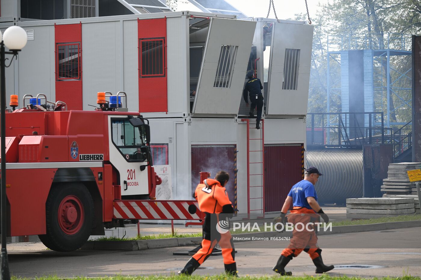 Тренировка пожарных и спасателей на новом комплексе полигона 