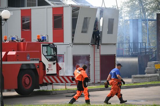Тренировка пожарных и спасателей на новом комплексе полигона "Апаринки" ГОЧСиПБ