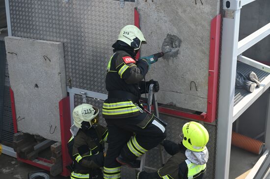Тренировка пожарных и спасателей на новом комплексе полигона "Апаринки" ГОЧСиПБ