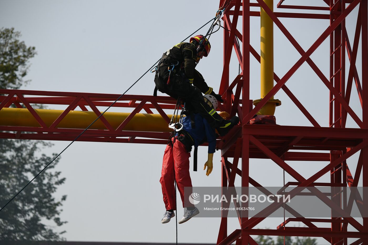 Тренировка пожарных и спасателей на новом комплексе полигона "Апаринки" ГОЧСиПБ