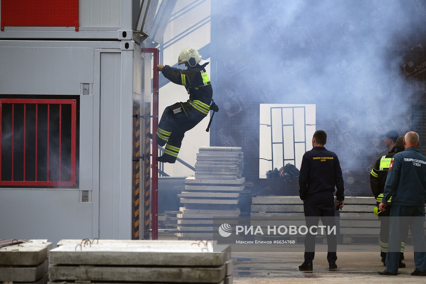 Тренировка пожарных и спасателей на новом комплексе полигона "Апаринки" ГОЧСиПБ