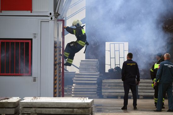 Тренировка пожарных и спасателей на новом комплексе полигона "Апаринки" ГОЧСиПБ