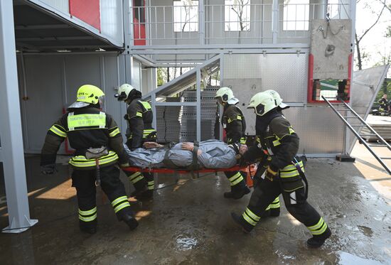 Тренировка пожарных и спасателей на новом комплексе полигона "Апаринки" ГОЧСиПБ