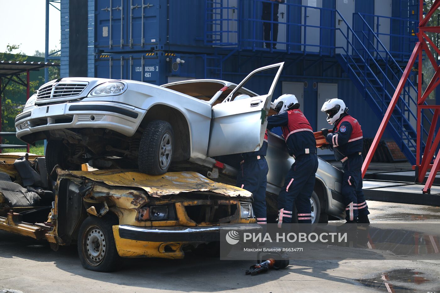 Тренировка пожарных и спасателей на новом комплексе полигона "Апаринки" ГОЧСиПБ