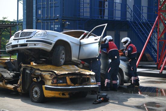 Тренировка пожарных и спасателей на новом комплексе полигона "Апаринки" ГОЧСиПБ