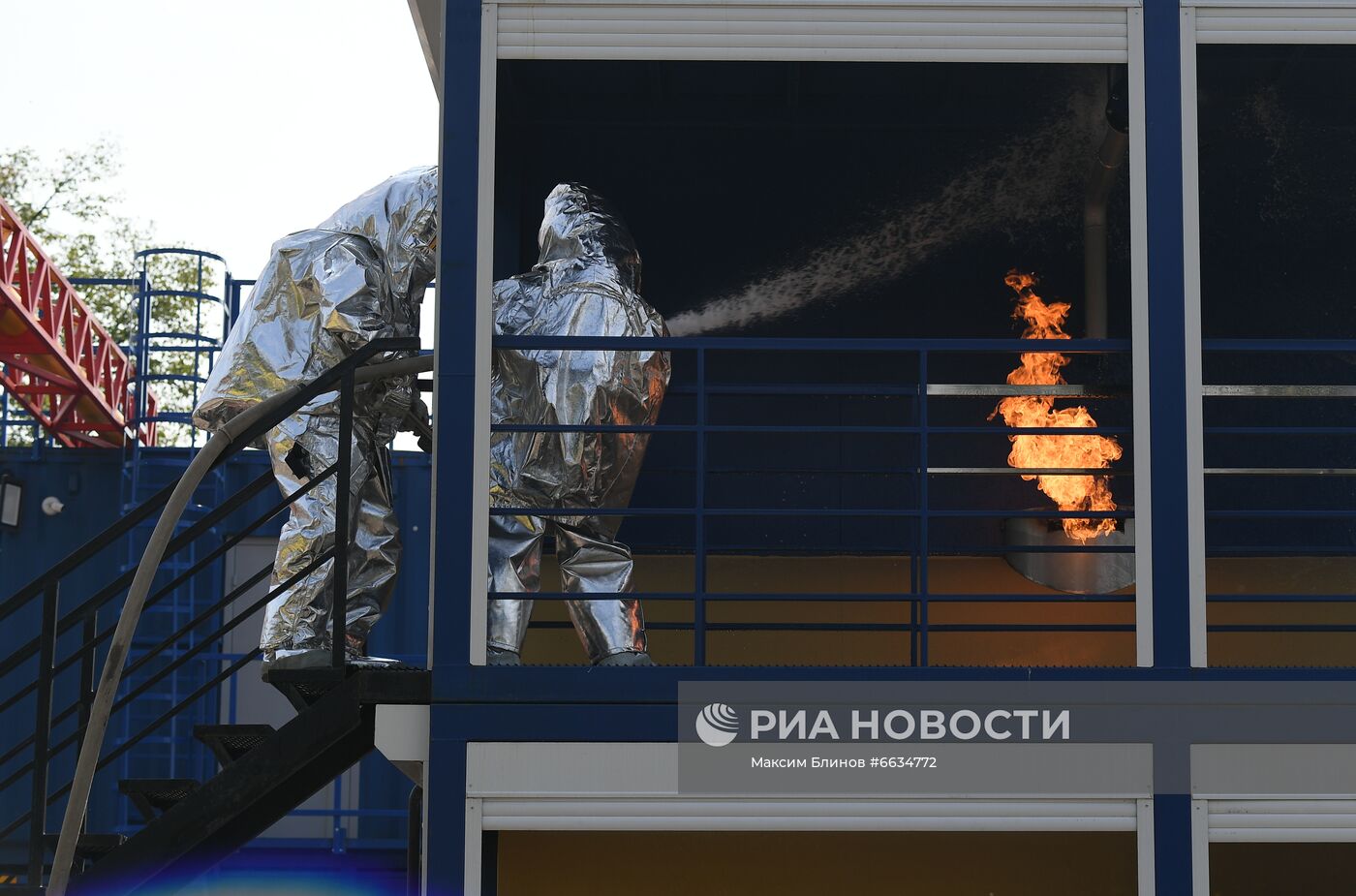 Тренировка пожарных и спасателей на новом комплексе полигона "Апаринки" ГОЧСиПБ