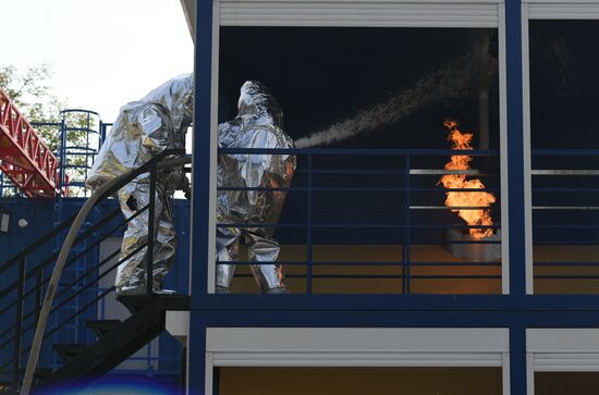 Тренировка пожарных и спасателей на новом комплексе полигона "Апаринки" ГОЧСиПБ