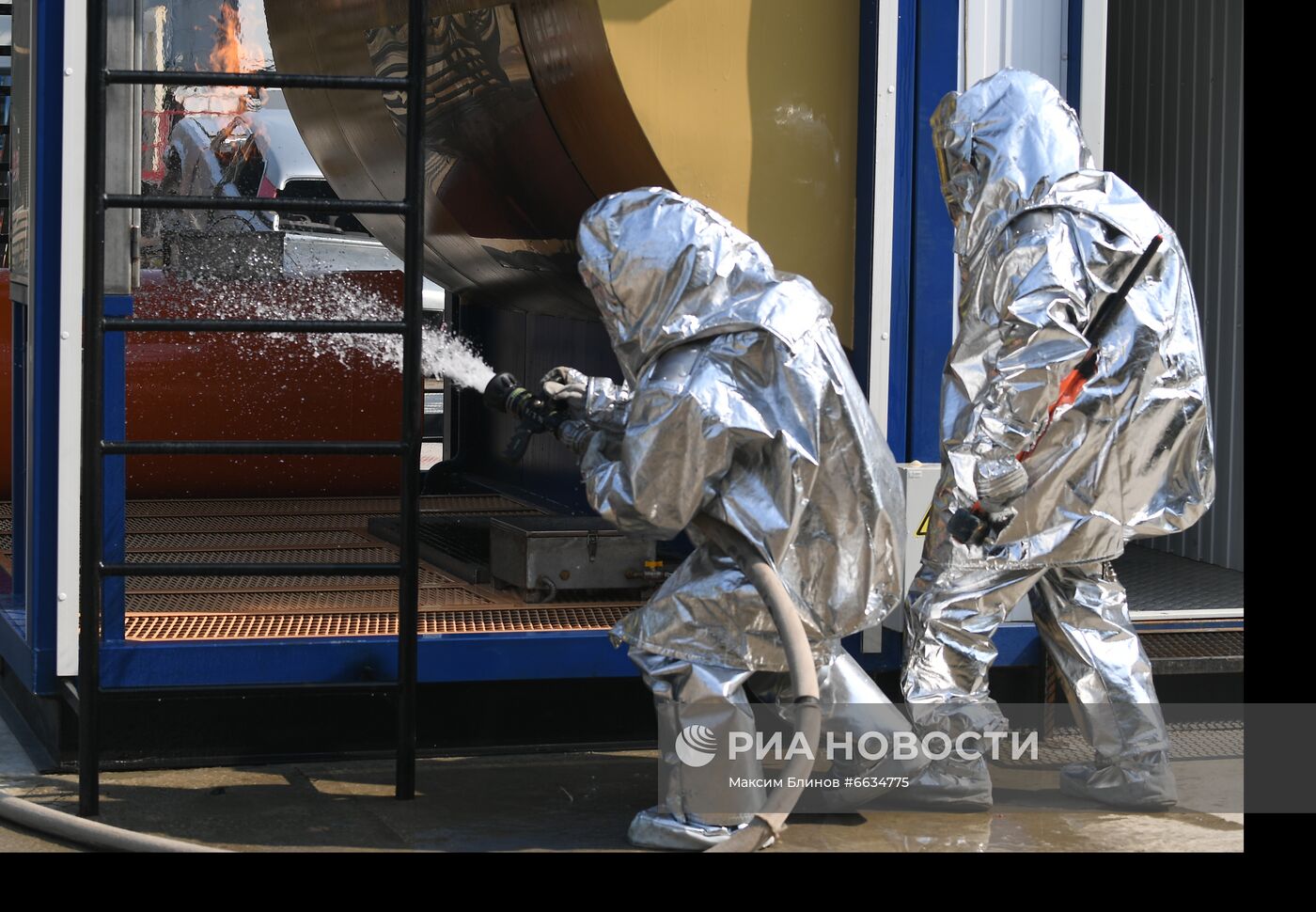 Тренировка пожарных и спасателей на новом комплексе полигона "Апаринки" ГОЧСиПБ