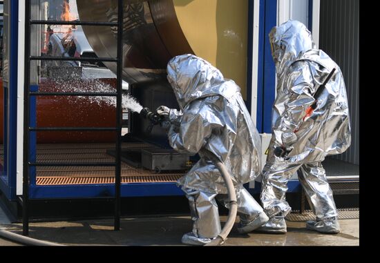 Тренировка пожарных и спасателей на новом комплексе полигона "Апаринки" ГОЧСиПБ