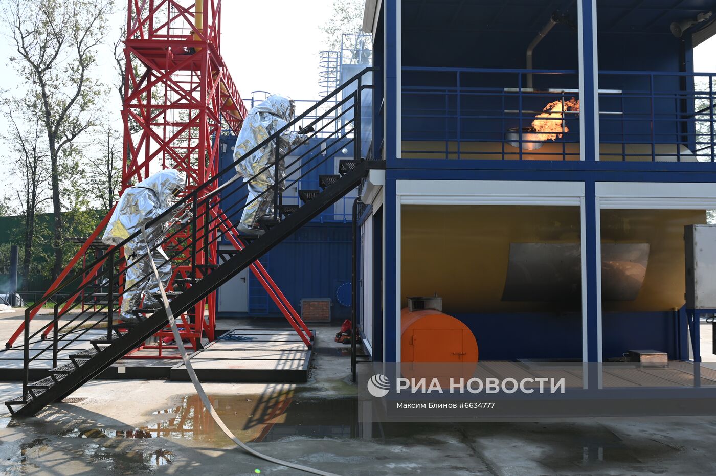 Тренировка пожарных и спасателей на новом комплексе полигона "Апаринки" ГОЧСиПБ