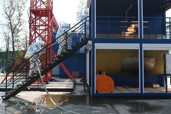 Тренировка пожарных и спасателей на новом комплексе полигона "Апаринки" ГОЧСиПБ